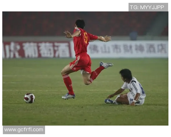 当代有名球星与足球运动发展背后的荣耀与挑战